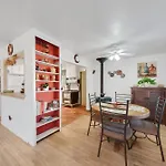 Famed Plaza Oasis 1 Mile Away, King Bed, Office, Foosball