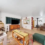 Famed Plaza Oasis 1 Mile Away, King Bed, Office, Foosball
