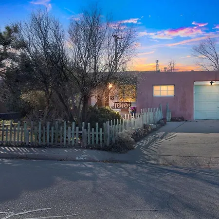 Famed Plaza Oasis 1 Mile Away, King Bed, Office, Foosball Santa Fe