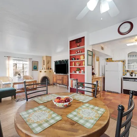 Famed Plaza Oasis 1 Mile Away, King Bed, Office, Foosball * Santa Fe