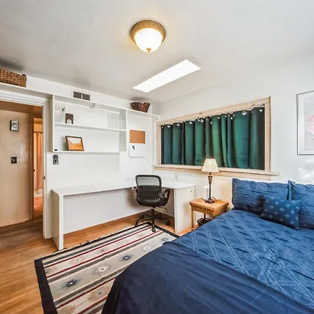 Famed Plaza Oasis 1 Mile Away, King Bed, Office, Foosball Сasa de vacaciones Santa Fe