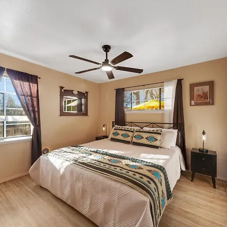Famed Plaza Oasis 1 Mile Away, King Bed, Office, Foosball * Santa Fe