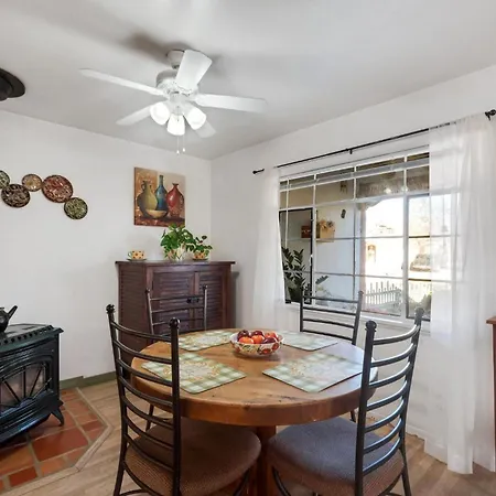 Famed Plaza Oasis 1 Mile Away, King Bed, Office, Foosball Сasa de vacaciones