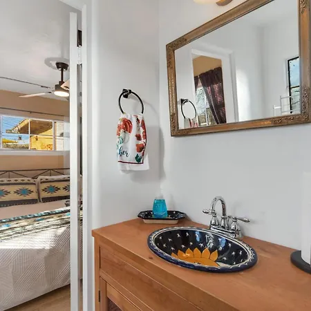Famed Plaza Oasis 1 Mile Away, King Bed, Office, Foosball Santa Fe
