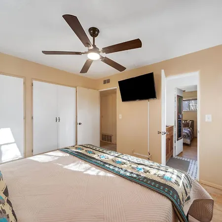 Famed Plaza Oasis 1 Mile Away, King Bed, Office, Foosball * Santa Fe