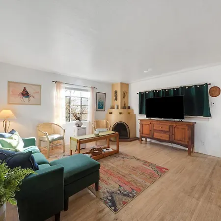 Famed Plaza Oasis 1 Mile Away, King Bed, Office, Foosball Сasa de vacaciones