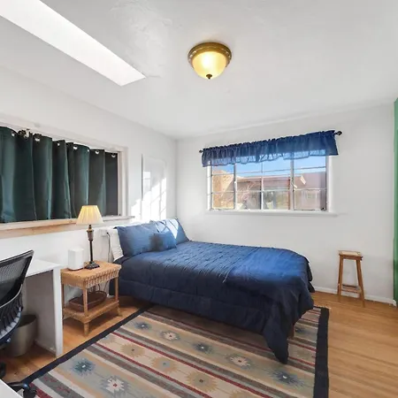 Famed Plaza Oasis 1 Mile Away, King Bed, Office, Foosball Сasa de vacaciones *
