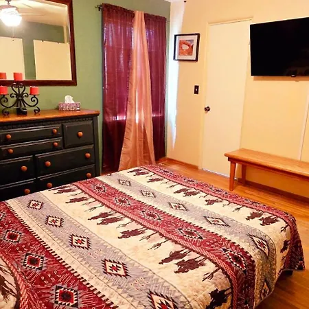 Сasa de vacaciones Famed Plaza Oasis 1 Mile Away, King Bed, Office, Foosball *