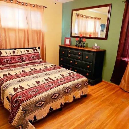 Famed Plaza Oasis 1 Mile Away, King Bed, Office, Foosball Сasa de vacaciones *