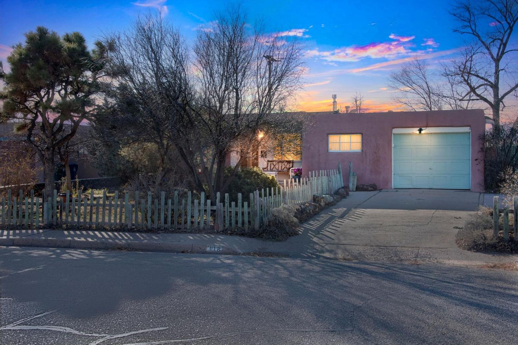 Famed Plaza Oasis 1 Mile Away, King Bed, Office, Foosball Santa Fe
