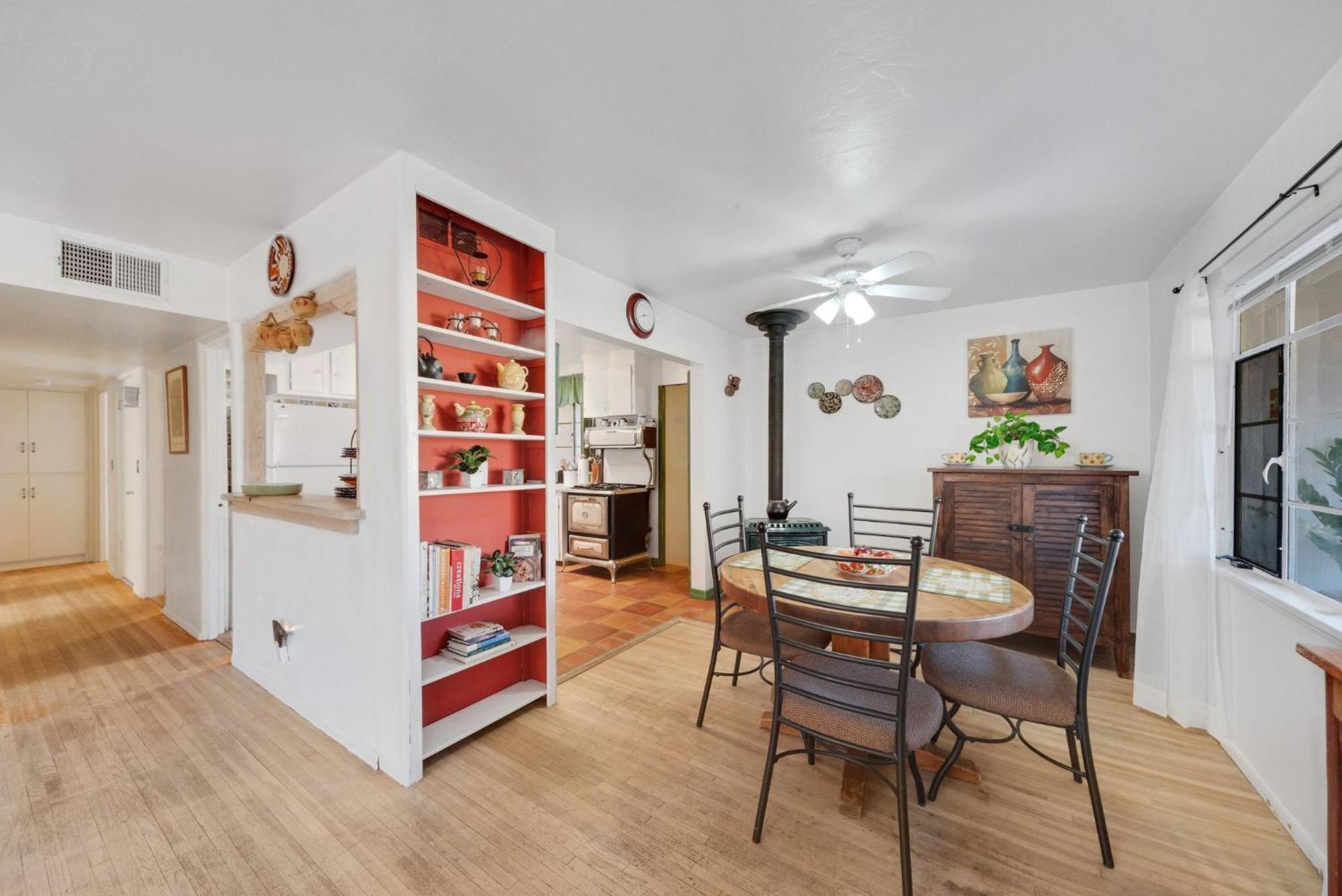 Famed Plaza Oasis 1 Mile Away, King Bed, Office, Foosball Holiday home