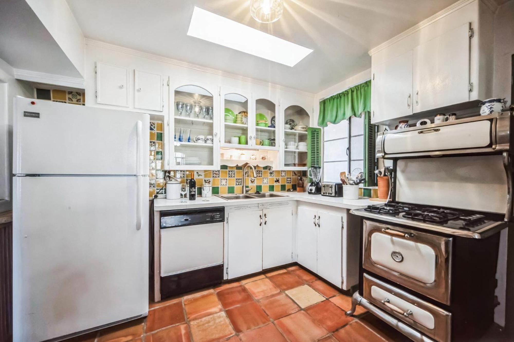 Famed Plaza Oasis 1 Mile Away, King Bed, Office, Foosball *