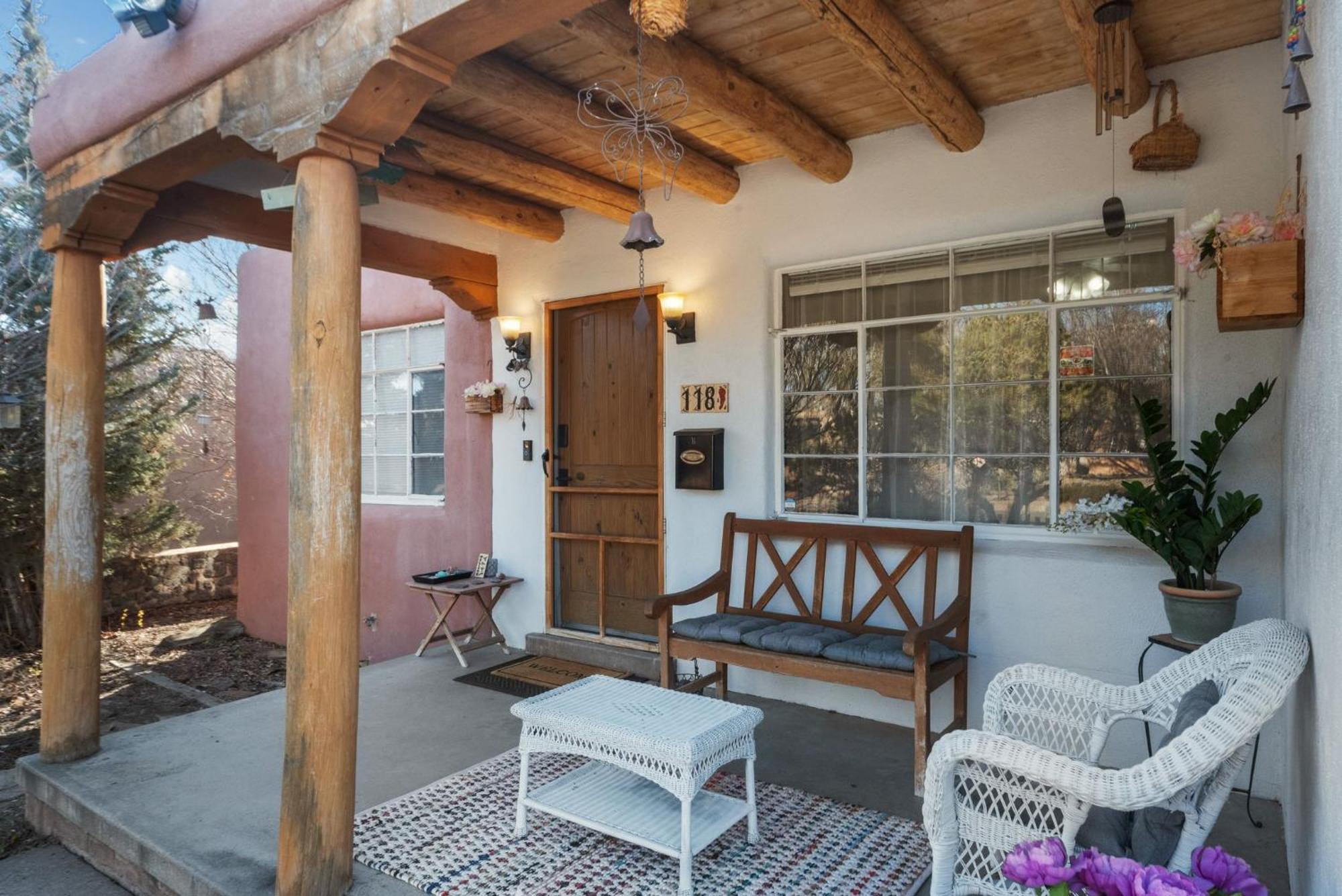 Famed Plaza Oasis 1 Mile Away, King Bed, Office, Foosball Holiday home *