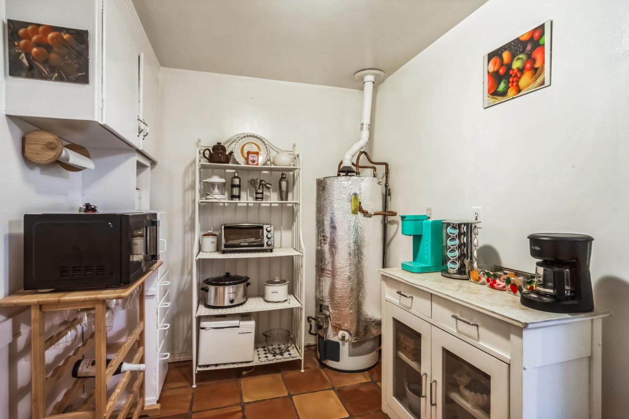 Famed Plaza Oasis 1 Mile Away, King Bed, Office, Foosball *