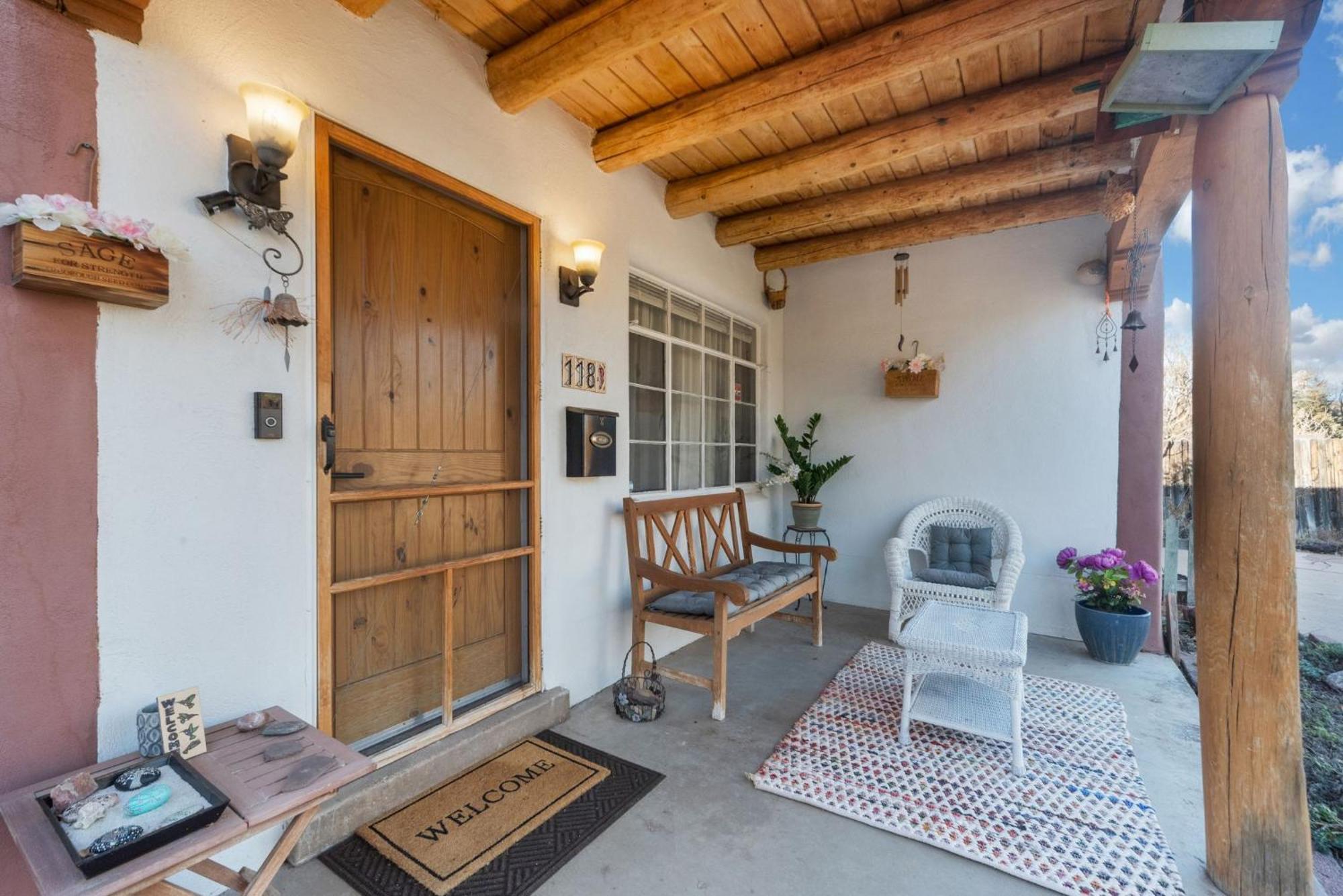 Famed Plaza Oasis 1 Mile Away, King Bed, Office, Foosball Holiday home *