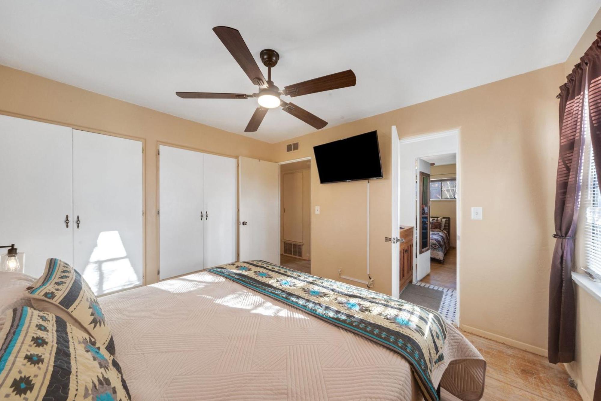 Famed Plaza Oasis 1 Mile Away, King Bed, Office, Foosball * Santa Fe