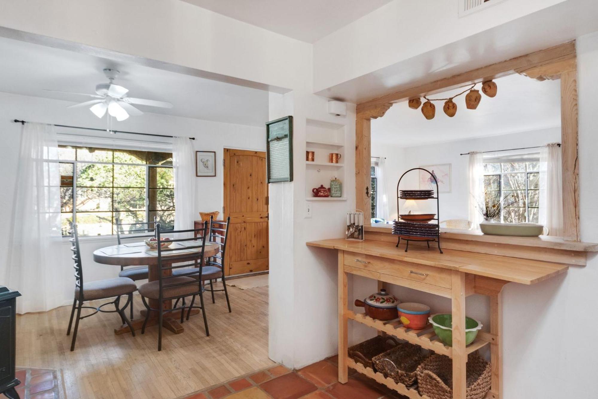 Famed Plaza Oasis 1 Mile Away, King Bed, Office, Foosball Holiday home Santa Fe
