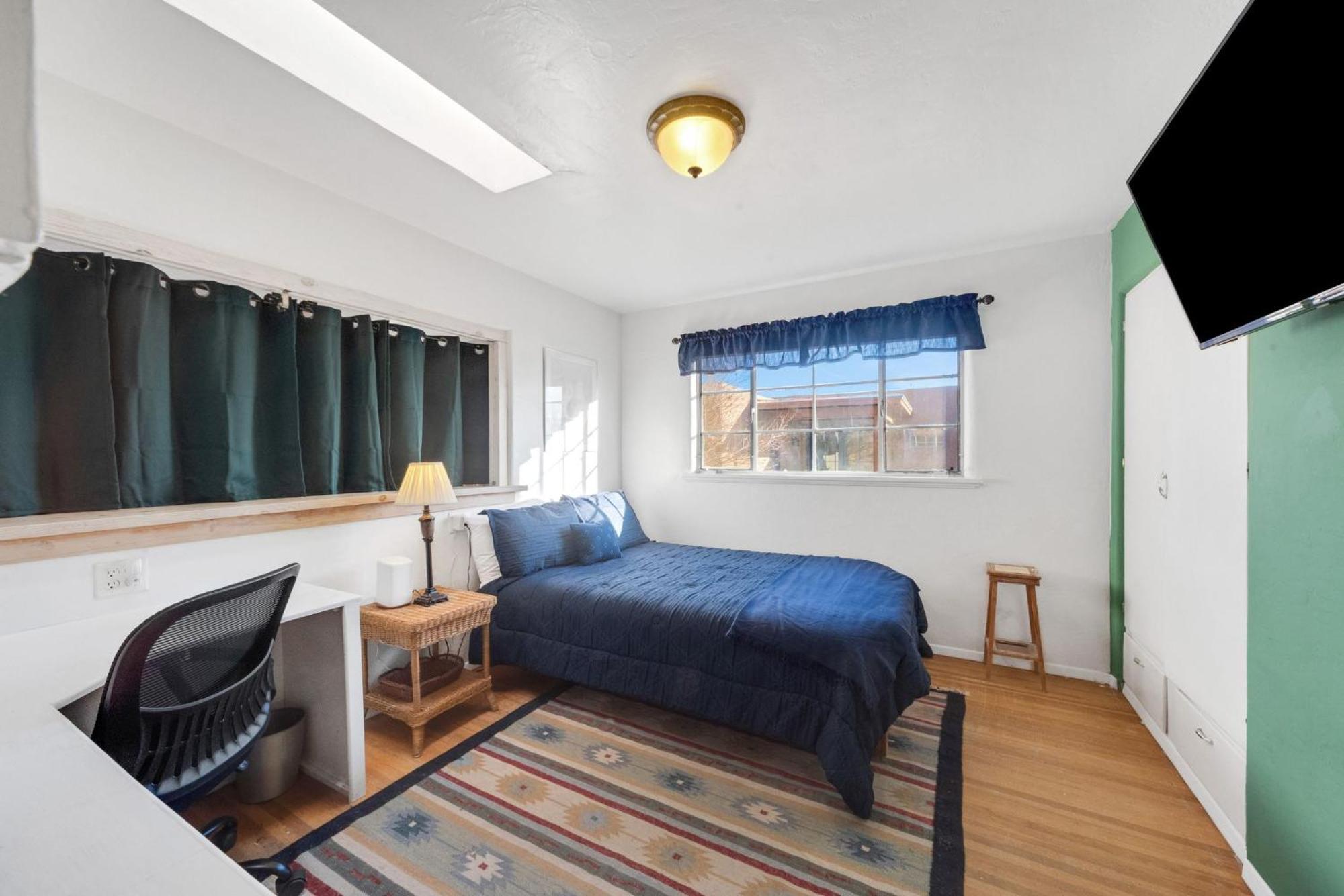 Famed Plaza Oasis 1 Mile Away, King Bed, Office, Foosball Holiday home *