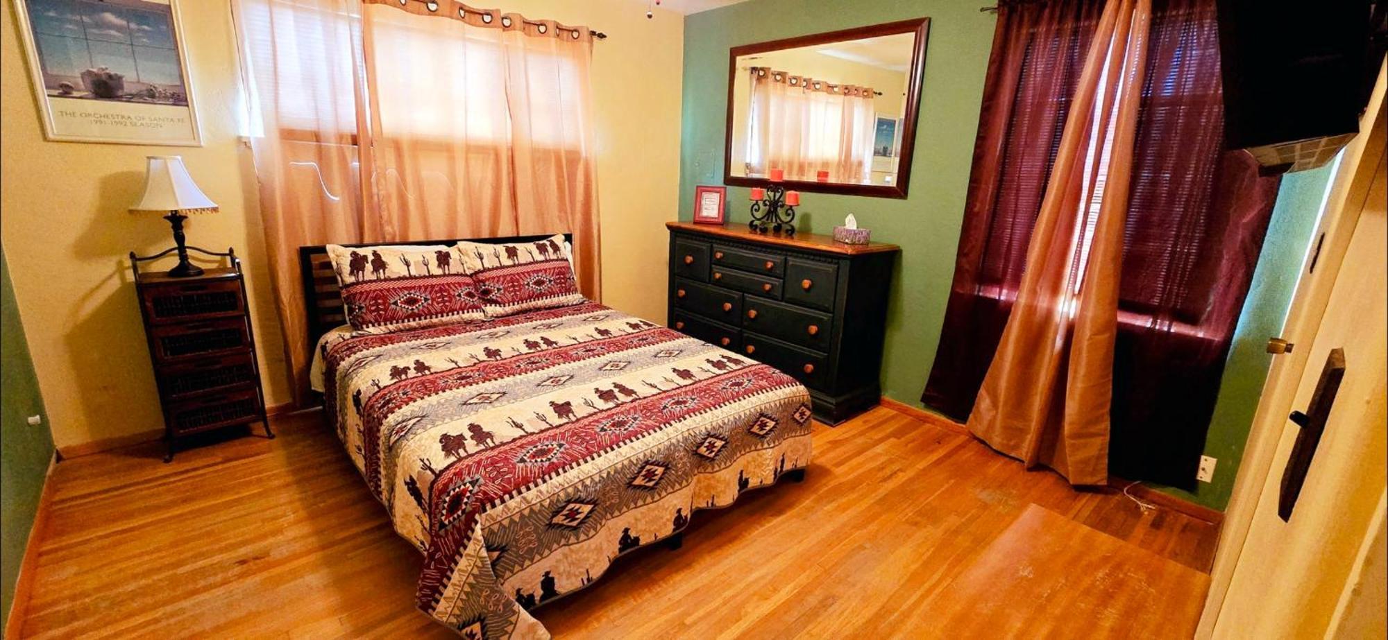Famed Plaza Oasis 1 Mile Away, King Bed, Office, Foosball Holiday home *
