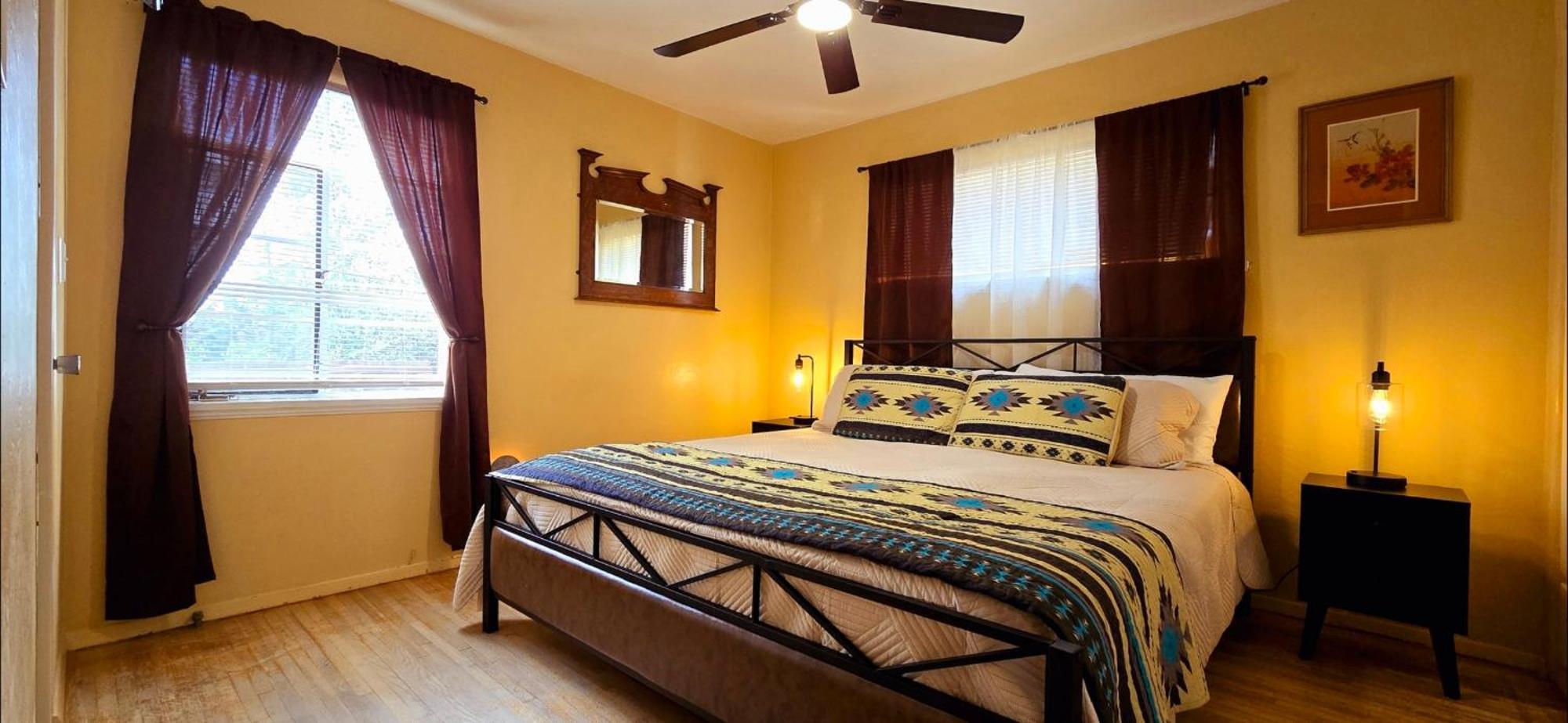 Famed Plaza Oasis 1 Mile Away, King Bed, Office, Foosball *